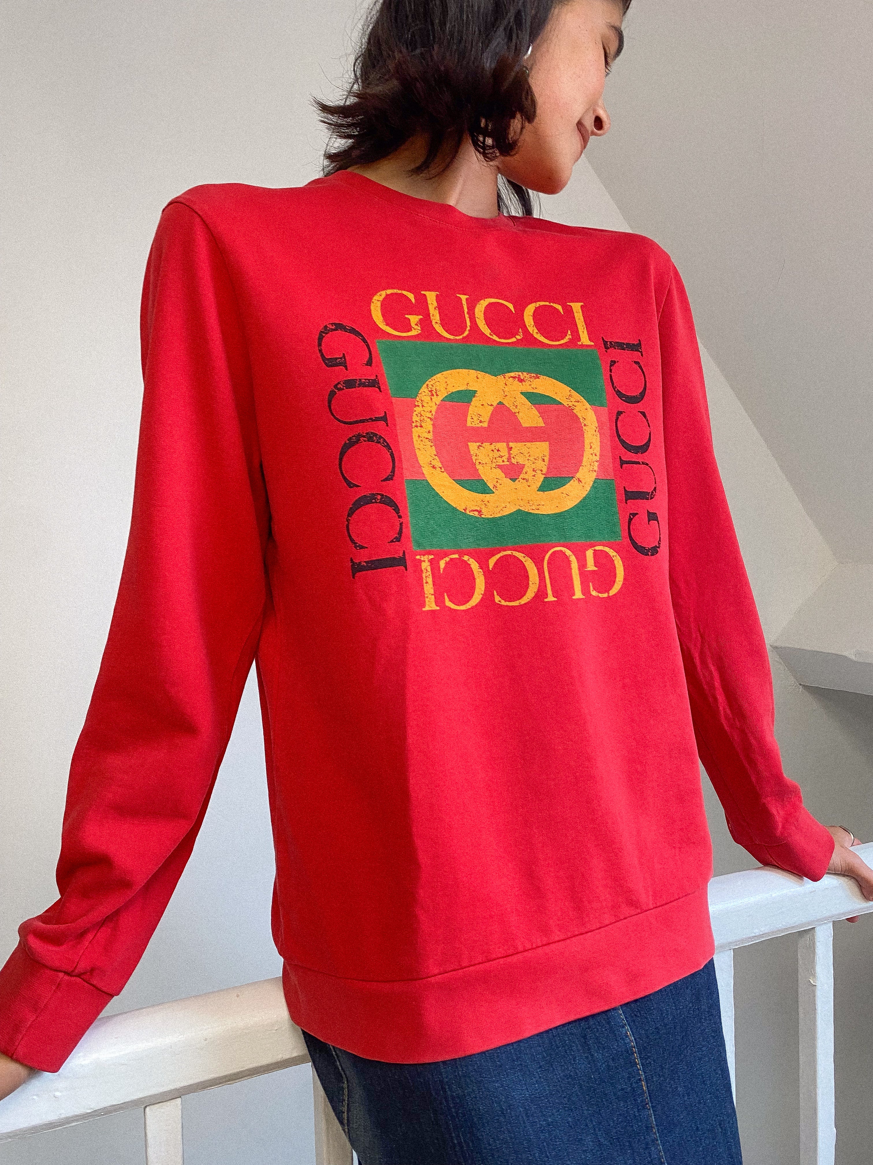 Straight fit classic Gucci logo printed on front and ribbed neck, hem and cuffs.